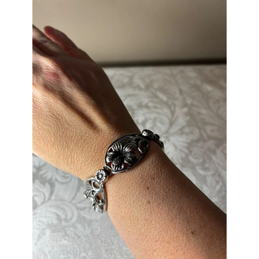 N/A intricate silver